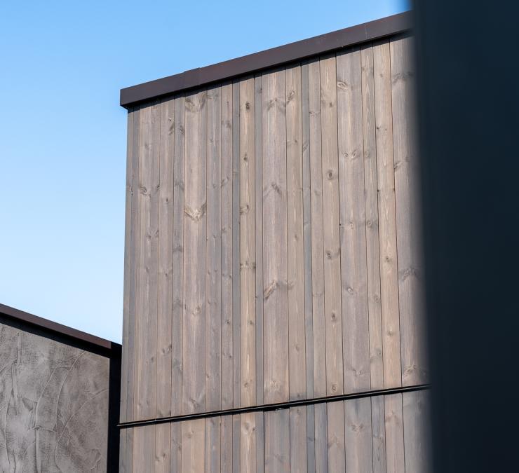 Thermisch naaldhout gevelbekleding met wisselende breedtes geolied in kleur taupe