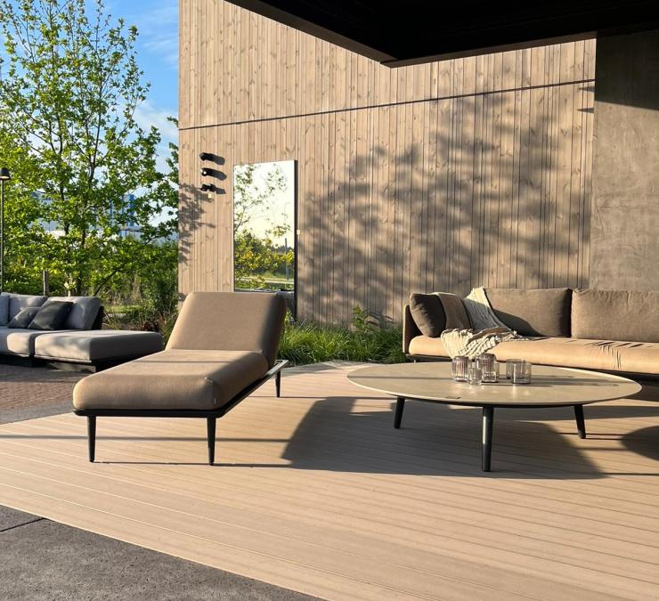 Houten gevelbekleding met knopen in kleur taupe