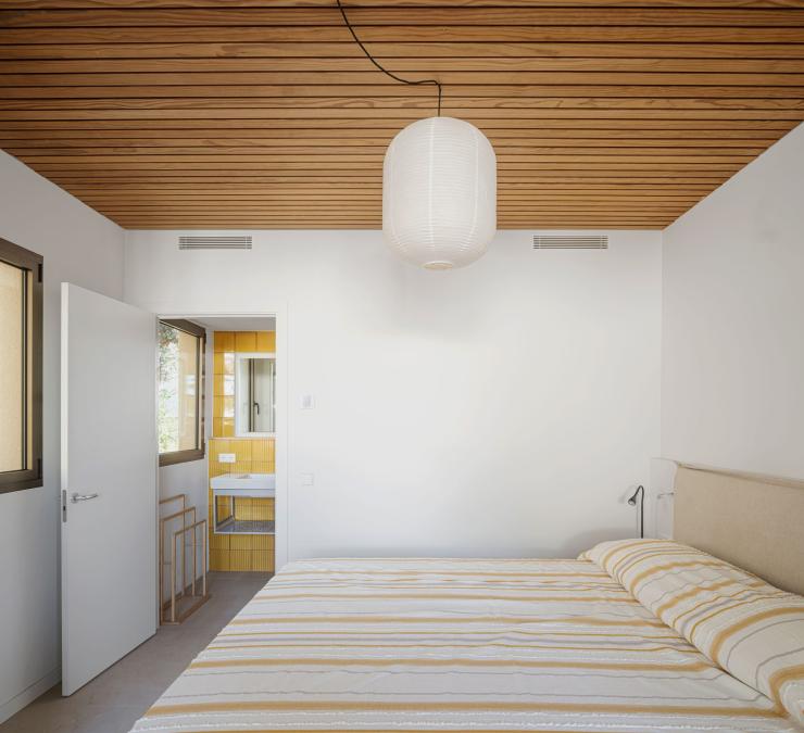 Schlafzimmer mit Holzlattendecke in fehlerfreiem Thermo Nadelholz