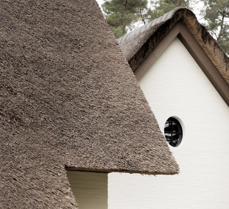 Randafwerking rieten dak met geolied hout