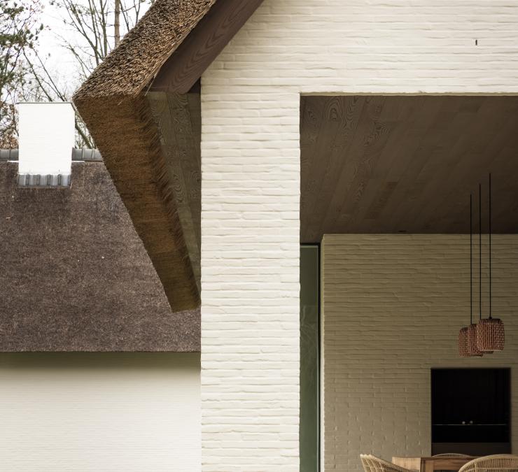 Thermisch essenhout in Ipé kleur geeft warme touch aan villa met rieten dak