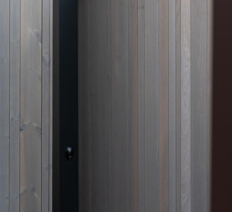 Achterzijde houten schuifpoort bekleed met HOTwood essen Plus line QC