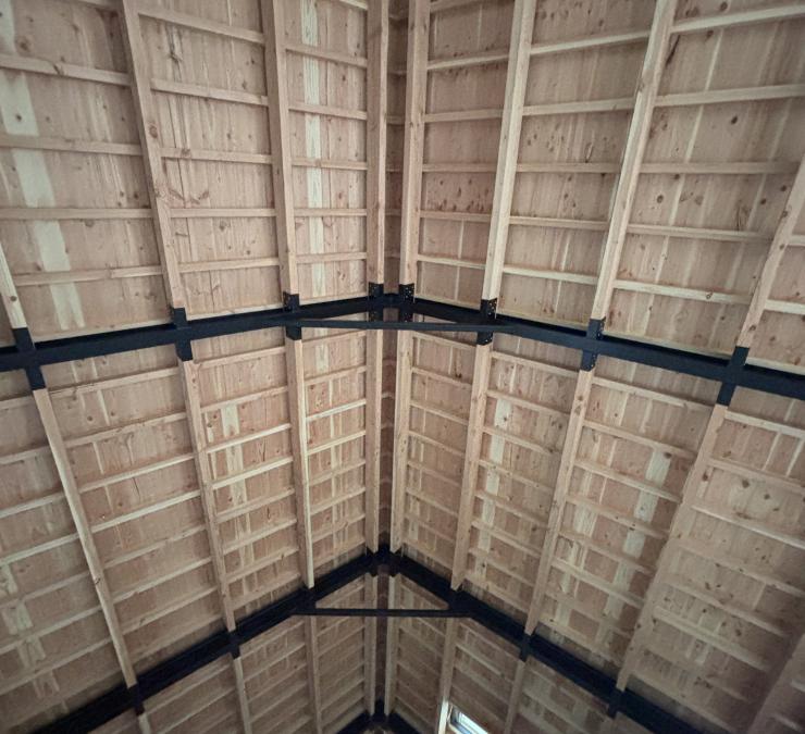 Plafond betimmerd met rustiek dakbeschot uit duurzaam douglas hout