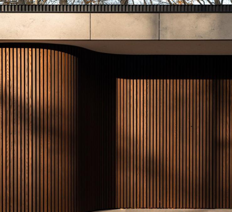 Gebogen gevel bekleed met houten Cubusprofiel in Ipé kleur