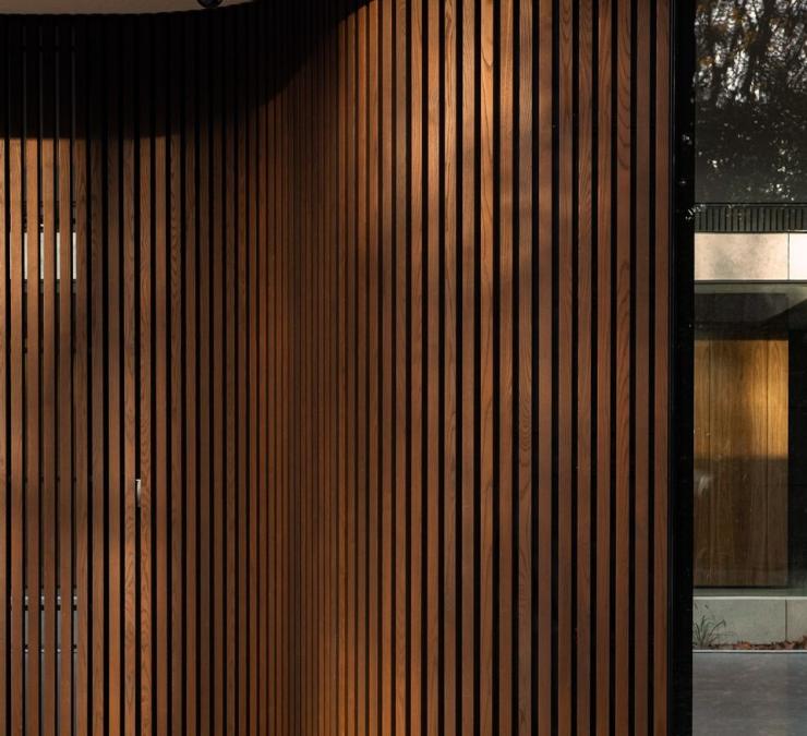 Gebogen gevel bekleed met houten Cubusprofiel in Ipé kleur