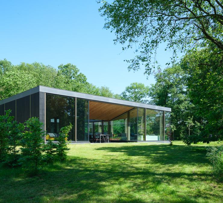 Houten plafond in strakke ontwerp harmonieert met de omgeving
