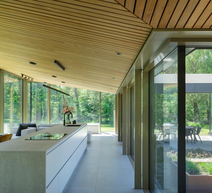 Naadloos latten plafond in duurzaam HOTwood Clear Pine