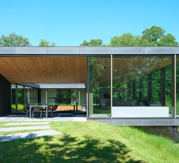 Moderne woning met veel glas en houten plafond