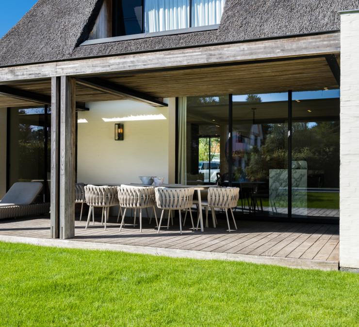 Houten terrasoverkapping met lamellendak aangebouwd aan woning