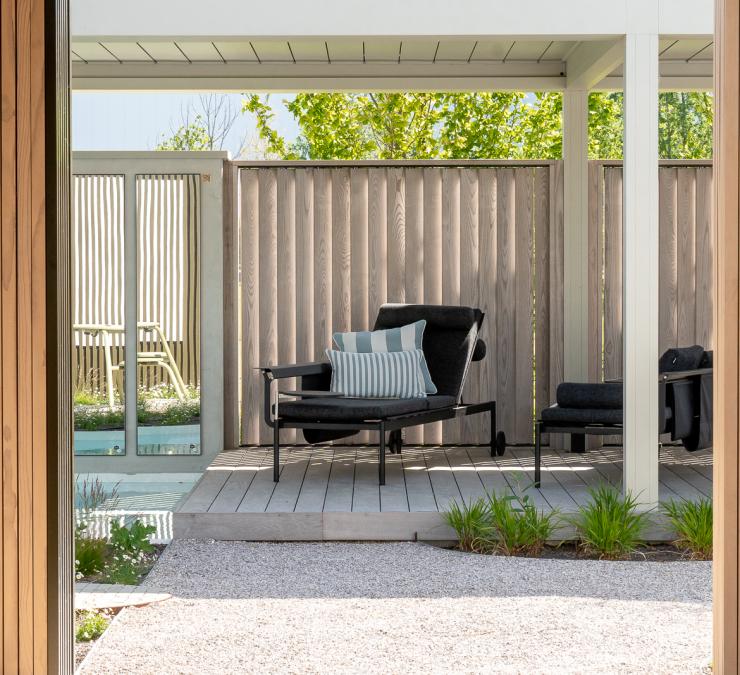 Houten shutters met verticale lamellen op terras
