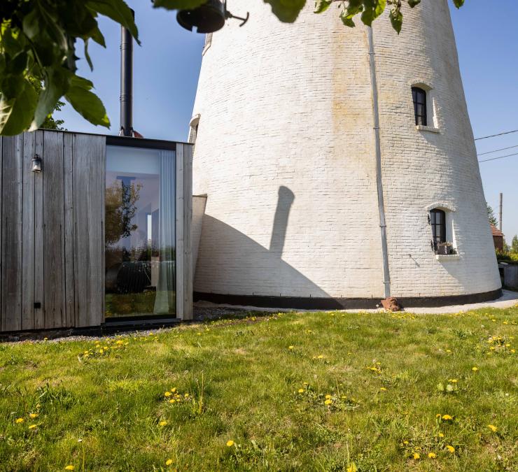 Houten aanbouw bij charmante molenwoning in Horebeke