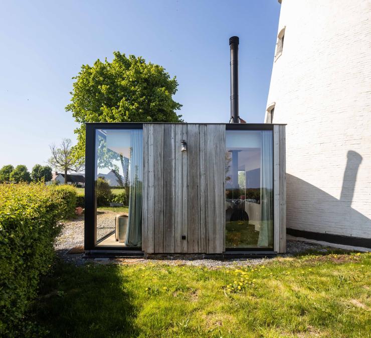 Moderne aanbouw met rustieke afwerking in barnwood