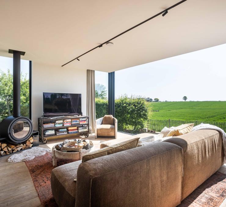 Strak interieur in houten aanbouw met weids zicht op groene omgeving