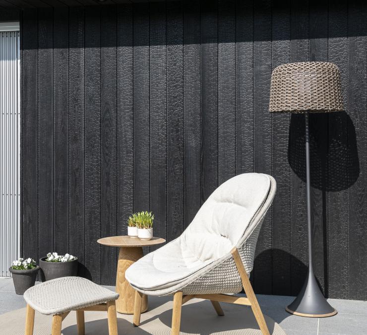 Knusse zithoek voor zwart houten gevel moderne poolhouse