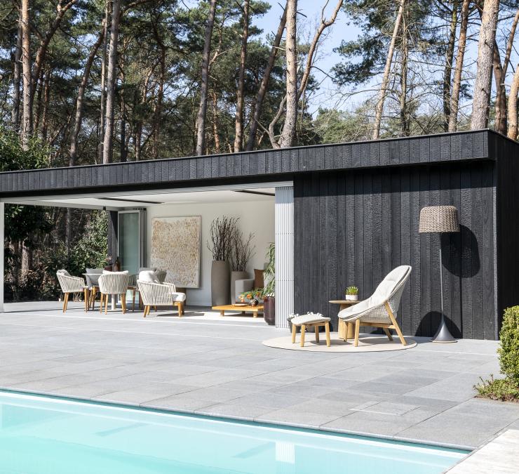 Moderne poolhouse met tuinberging in zwart gebrand essen