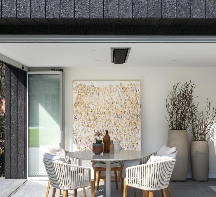 Modern houten poolhouse in zwart-wit