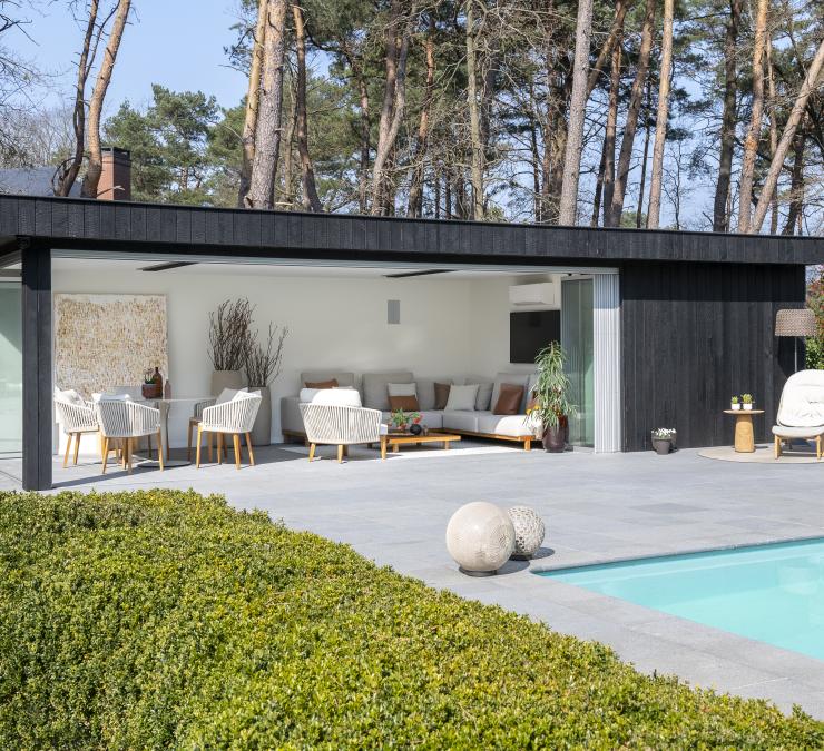 Modern poolhouse met grote raampartijen en zwarte gevelbekleding