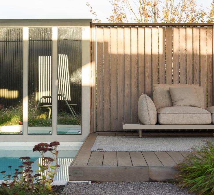 Houten shutters als zijwand pergola