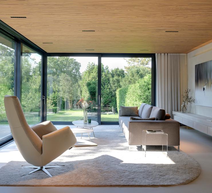 Houten plafond met fijne latten in thermisch Clear Pine brengt warmte in interieur