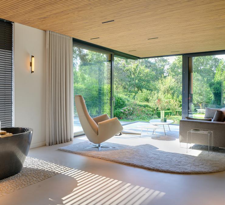 Eigenzinnig interieur met houten plafond