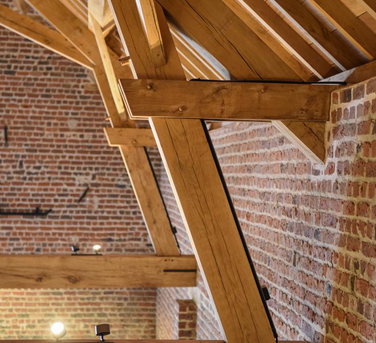Prachtig eiken dakgebinte in een smaakvol gerenoveerde woning