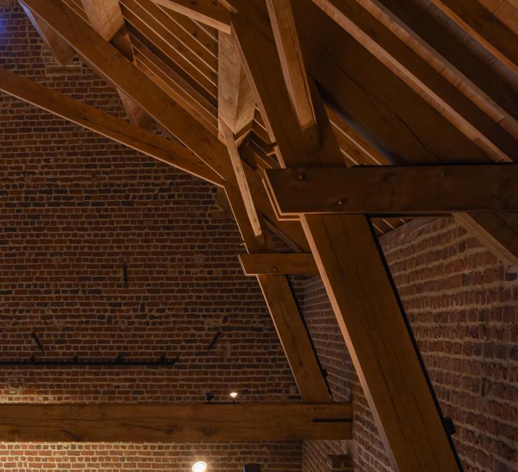 Authentiek eiken dakgebinte geeft warme uitstraling aan de woning