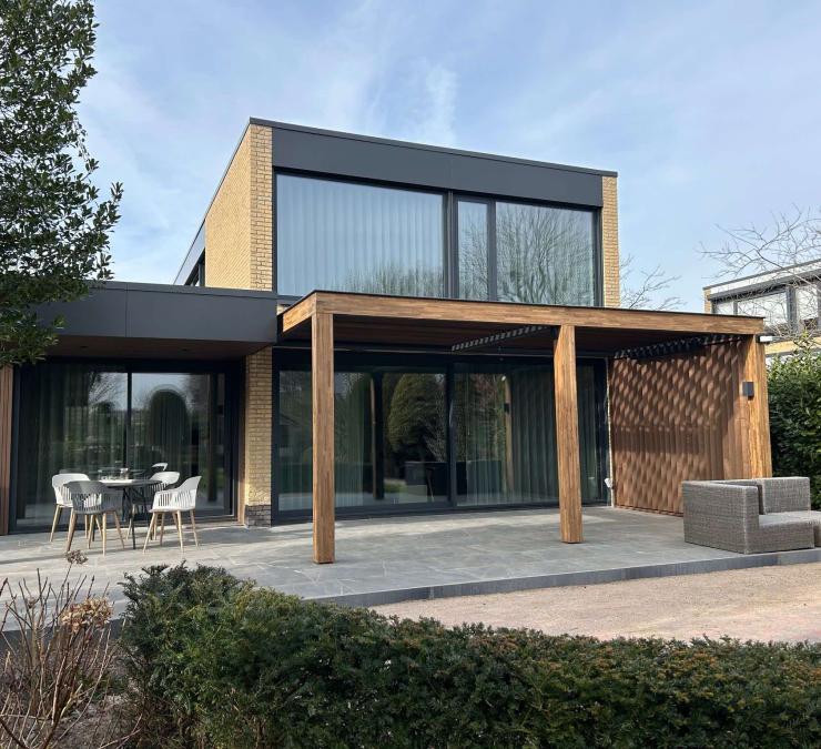 Moderne terrasoverkapping met lamellendak in hout en shutter als zijwand