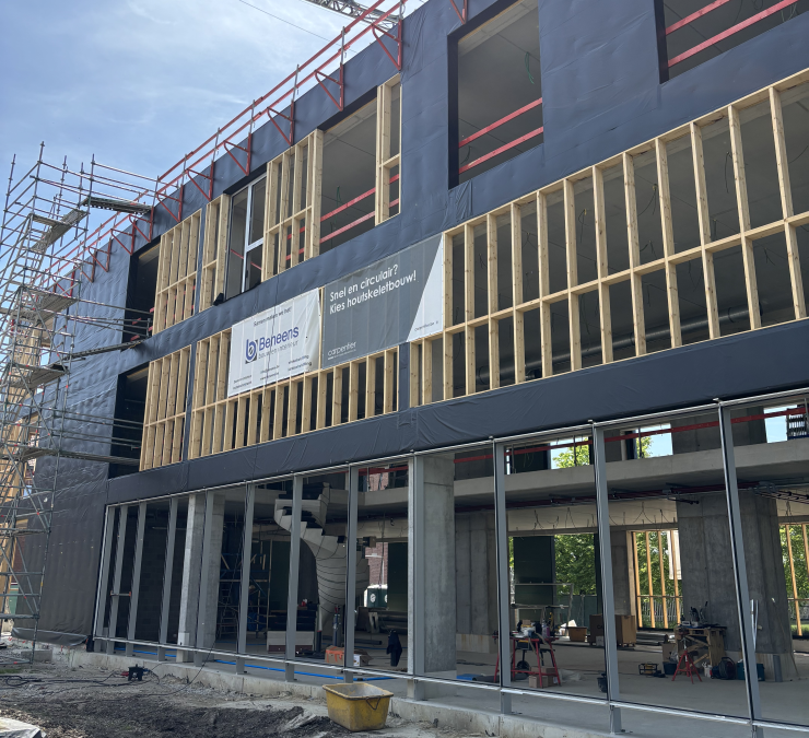 Hybride bouwproject met prefab houtskeletelementen van Carpentier