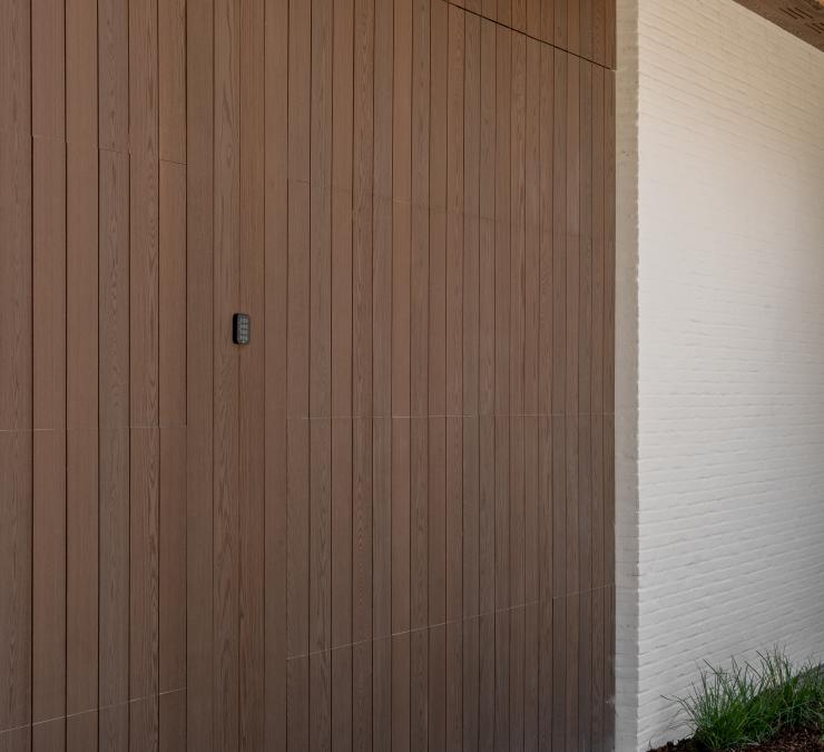 Houten gevelbekleding naadloos bevestigd met ingewerkte deur