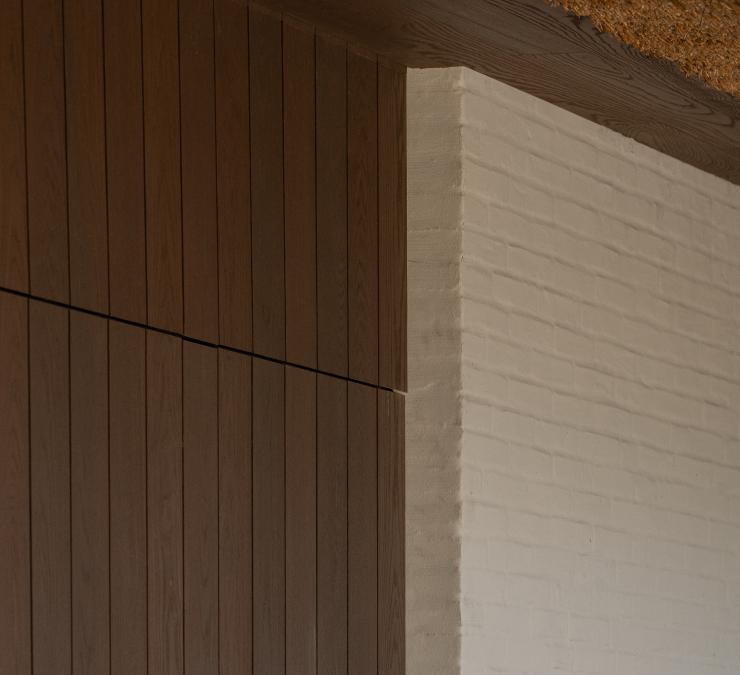 Ipé gevelbekleding in combinatie met witte gevelsteen