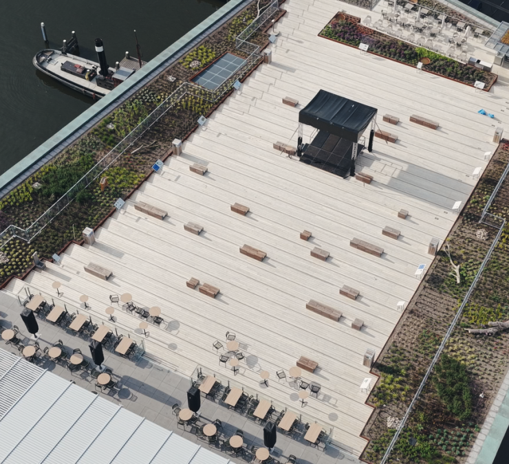 Vue aérienne de la terrasse en Accoya sur le toit du musée des sciences NEMO à Amsterdam