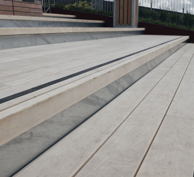 Escaliers de terrasse réalisés en lames de terrasse Accoya avec surface antidérapante