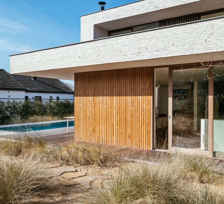 Gevel witte villa aan zee bekleed met HOTwood Clear Pine Open Line 