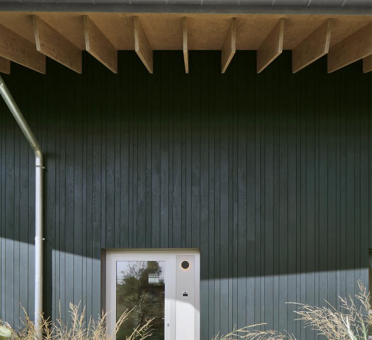 Modern façade in thermo ash of varying widths for an attractive graphic effect