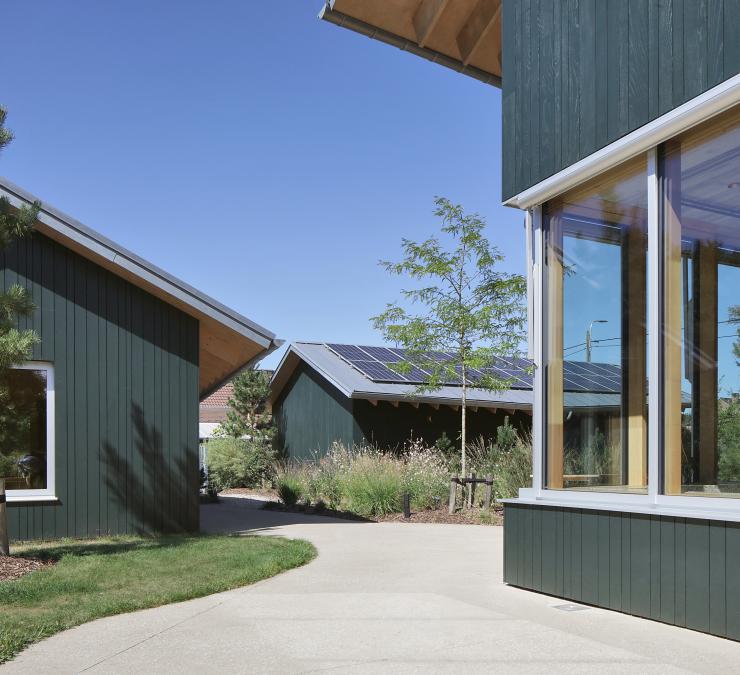 Sustainable passive construction with a façade in Emerald-coloured HOTwood ash