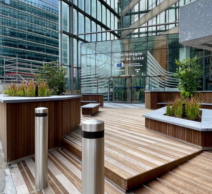 Houten terras met antislip aan Europese Commissie in Brussel
