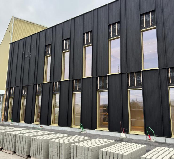 Elia Service Center te Kruisem in aanbouw - houtbouw met zwarte gevelbekleding