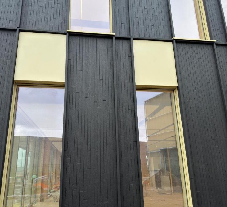 Gevel bestaande uit houtbouw met gebrande gevelbekleding