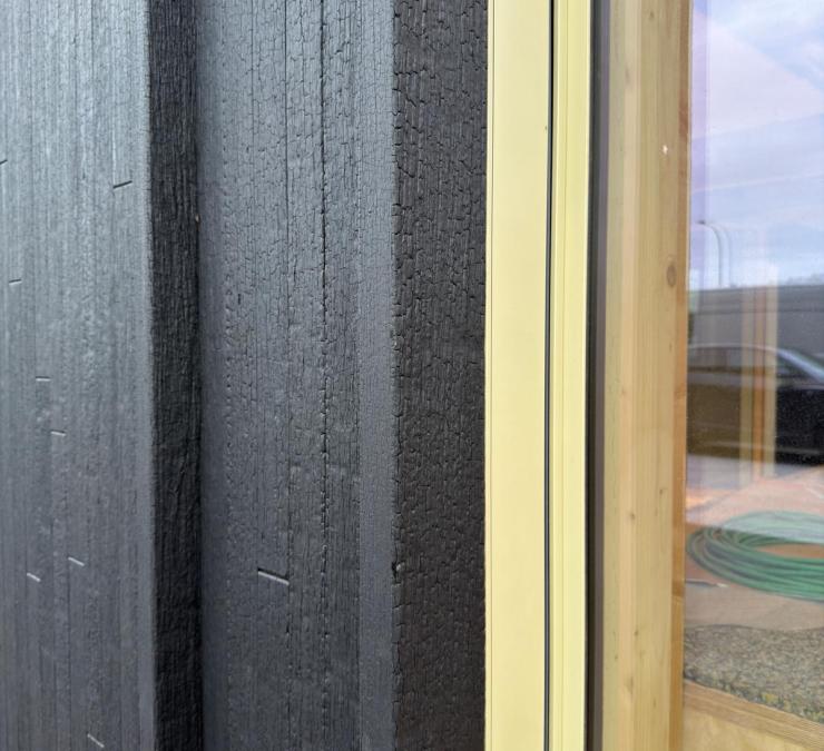 Detail houtskeletwand bekleed met gebrand thermisch bamboe