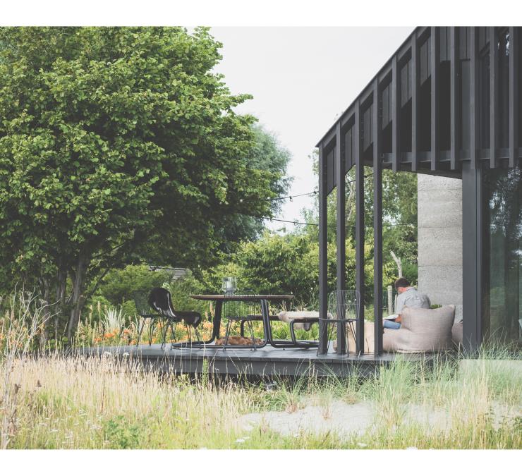 Privéwoning met zwart hout in gevel, terras en dak