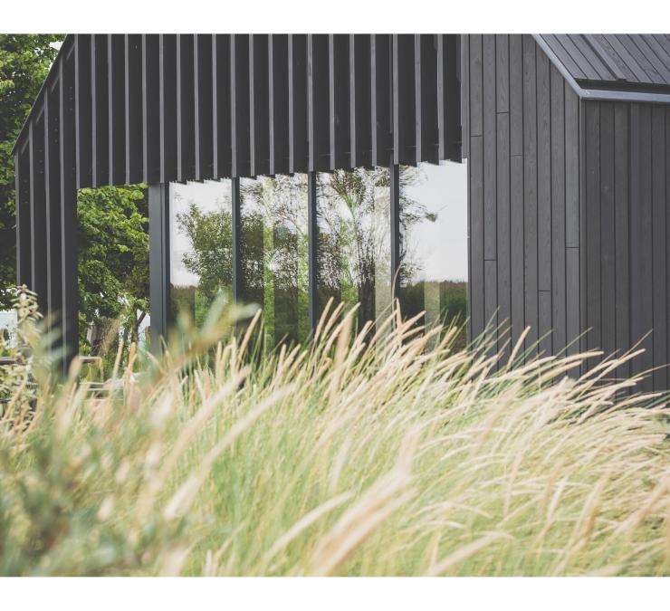 Bio-ecologische woning bekleed met zwarte gevelbekleding