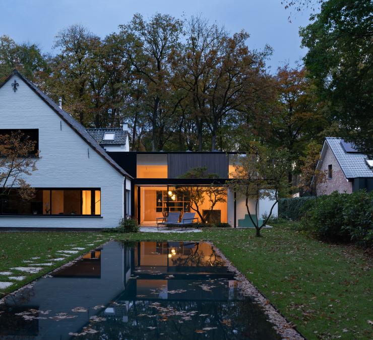 Lichtrijke villa met warme houtaccenten in thermisch essen