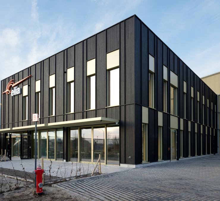 Bedrijfsgebouw Elia met gebrande bamboe gevelbekleding