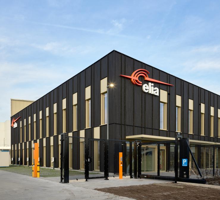 Bedrijfsgebouw Elia met gebrande bamboe gevelbekleding