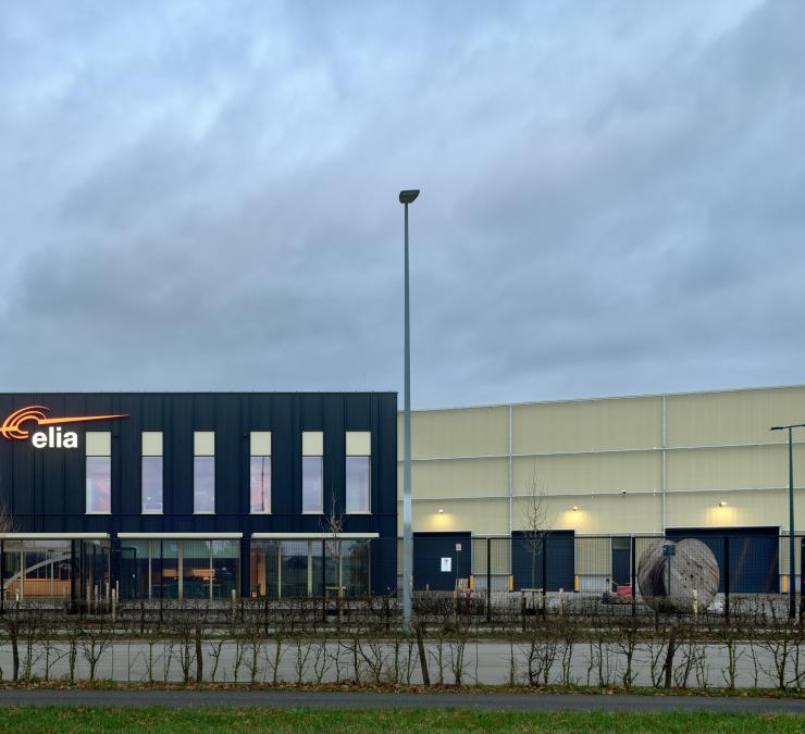 Bedrijfsgebouw Elia met gebrande bamboe gevelbekleding
