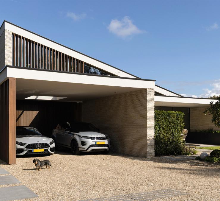 Moderne villa met strakke verticale lijnen en hoogwaardige detaillering in thermisch essen