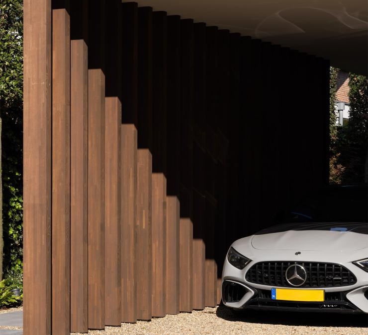 Vaste houten lamellen als zijelement in moderne carport