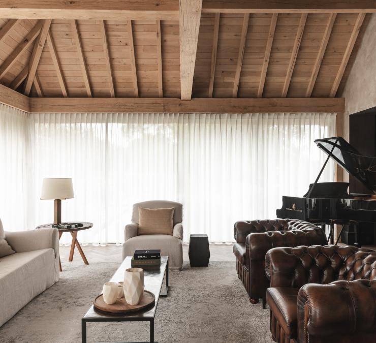 Eiken balken en dakbeschot brengen warmte in interieur