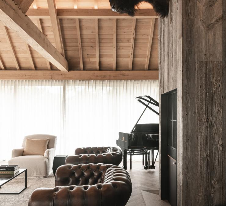 Mooie combo van eiken dakbeschot en barnwood wand in interieur
