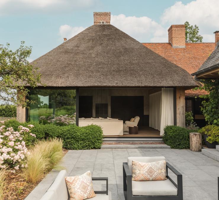 Eiken aanbouw met rieten dak